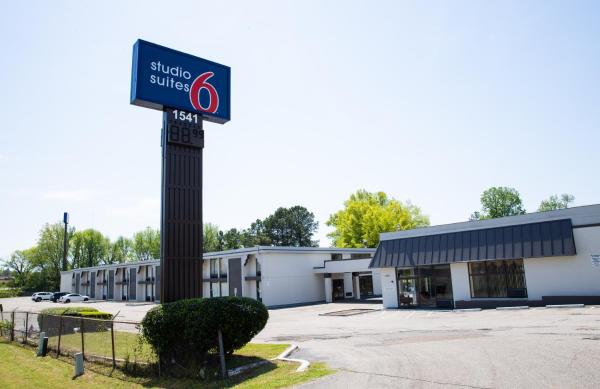 På billedet ses objektet Studio 6 Suites Memphis, TN East Memphis beliggende i byen Memphis.