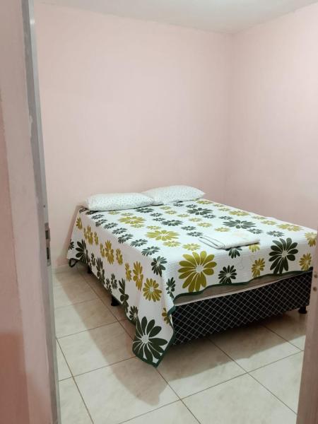 På billedet ses objektet Casa Aconchegante de 2 quartos e 2 cama de casal e 1 de solteir beliggende i byen Juazeiro do Norte.