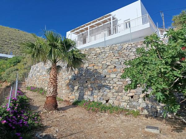 På billedet ses objektet Alpha Beta beliggende i byen Marioú.