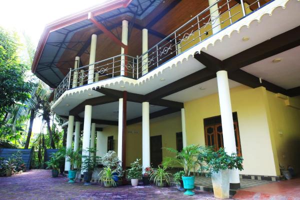 Na zdjęciu widoczny jest obiekt Thulasi Holiday Home położony w mieście Adampan.