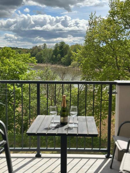 Na fotografii je vidět objekt Apartament NATURA z widokiem na jezioro nacházející se ve městě Iława.