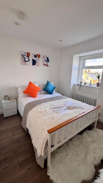Penthouse Loft Suite in Putney, PS5, 60"TV, Netflix, Sleeps 6, ideal for relocators and professionals, London