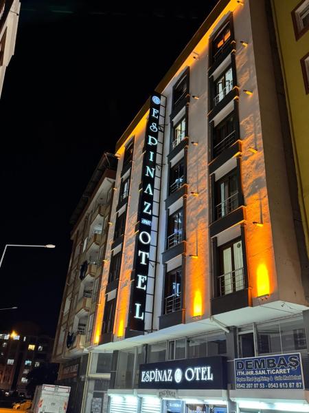 The photo shows the Espinaz Apart Otel located in the city of Edremit.