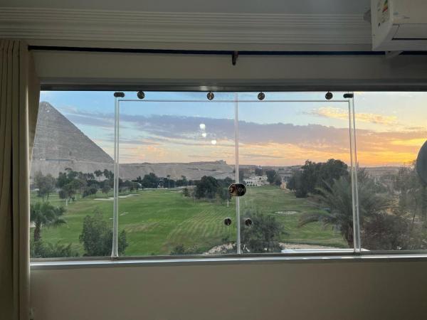A la foto es mostra l'objecte Pyramids View Apartment, 5 Minutes from the Grand Egyptian Museum situat a la ciutat de El Caire.