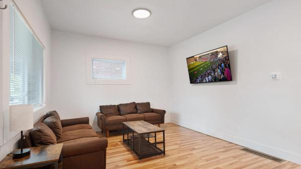 照片显示了位于Niagara Falls市的Beautiful 4 bedroom home short walk to Niagara Falls物件。