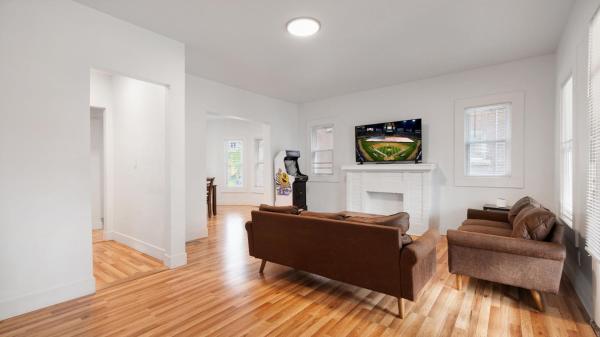 照片显示了位于Niagara Falls市的Walk to Niagara Falls! Newly Renovated 4 Bedrooms物件。