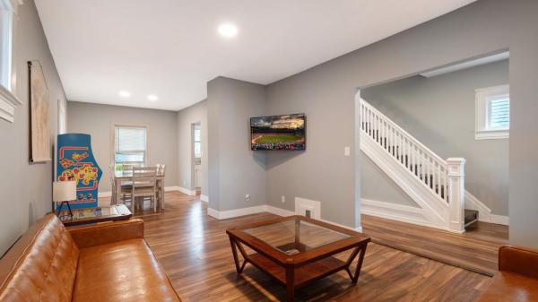 照片显示了位于Niagara Falls市的Walk to Niagara Falls. Renovated 3 bed house!物件。