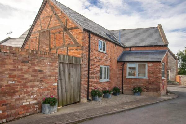 Nella foto è visibile l'oggetto The Old Storehouse - Luxury Retreat nr Chippenham with BBQ, Sleeps 12 and Dog-Friendly! situato nella città di Clack.