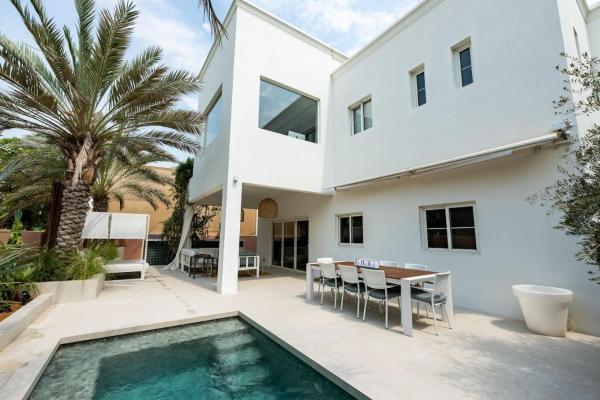 A la foto es mostra l'objecte Villa Deema The Lakes luxury 3 Bd Pool situat a la ciutat de Dubai.