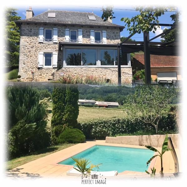 写真にはCassaniouze市にあるLe gîte Angèle, 12pers, piscine, calme, 4ch, 9litsが写っています。