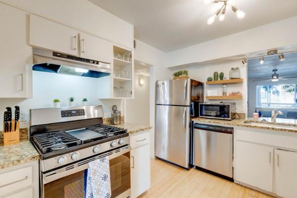 - Pool - Cozy Lux 3bd apt - Austin photo 9