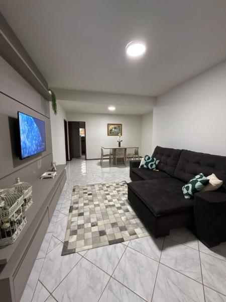 A la foto es mostra l'objecte Apto completo, 3 quartos, 2 banheiros, sala com tv a cabo smart, internet rápida, cozinha completa, lavanderia, 2 vagas de garagem, para até 5 pessoas, apto de fácil acesso, no centro da cidade situat a la ciutat de Erval.