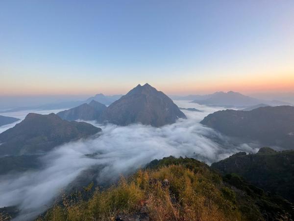 写真にはBan Pho Touane市にあるNongkhiaw Camping on mountain with White Rabbit toursが写っています。