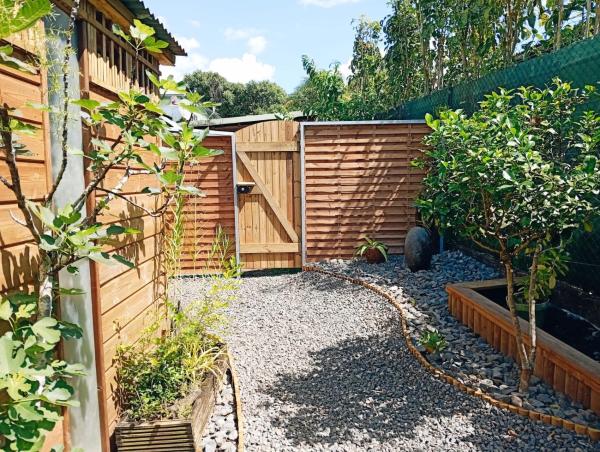 Op de foto is het object Charmant bungalow tout en bois de 35 m2 aménagé à neuf te zien, gelegen in de stad Lamentin.