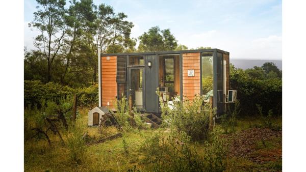 The photo shows the Alpaca Tiny House with Vineyard Lakeside by Tiny Away located in the city of Flowerdale.