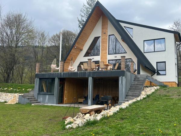 Auf dem Foto ist das Objekt A-frame Sofis House Valea Doftanei in der Stadt Teşila zu sehen.