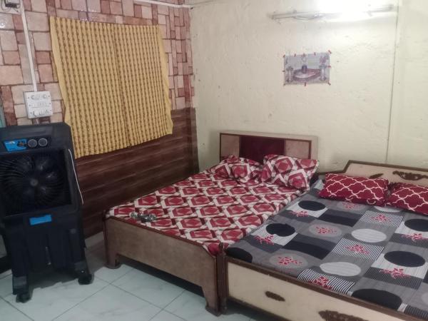 På billedet ses objektet जय संतोषी मां होटल beliggende i byen Ujjain.
