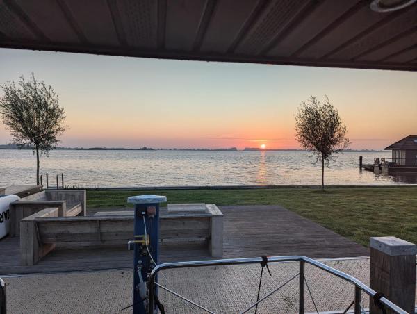 Na fotografii je vidět objekt Houseboat 11 direct aan het Sneekermeer nacházející se ve městě Offingawier.