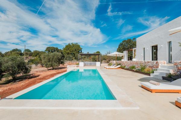 A la foto es mostra l'objecte HelloAPULIA Dimora Anahata - Infinity Pool & Outdoor Dining Area in Ostuni situat a la ciutat de Cisternino.