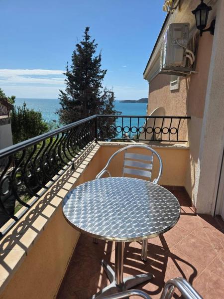 A la foto es mostra l'objecte Kamenovo beach situat a la ciutat de Pržno.