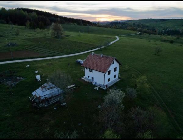 A la foto es mostra l'objecte Apartman Teodora Uvac situat a la ciutat de Nova Varoš.