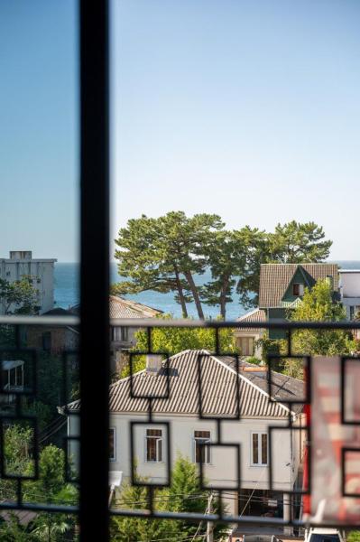 A la foto es mostra l'objecte Azure Sky situat a la ciutat de Kobuleti.