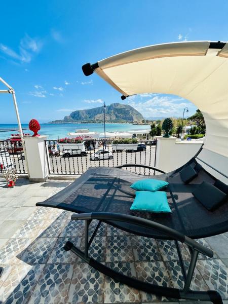 写真にはパレルモ市にあるbeach front bliss mondelloが写っています。