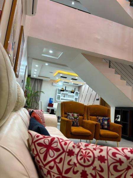 A la foto es mostra l'objecte Akba Apartments situat a la ciutat de Mama.