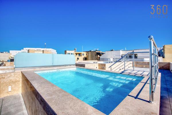 Rooftop Pool Sensations Apartments all with WIFI and AC by 360 Estates, Mellieħa