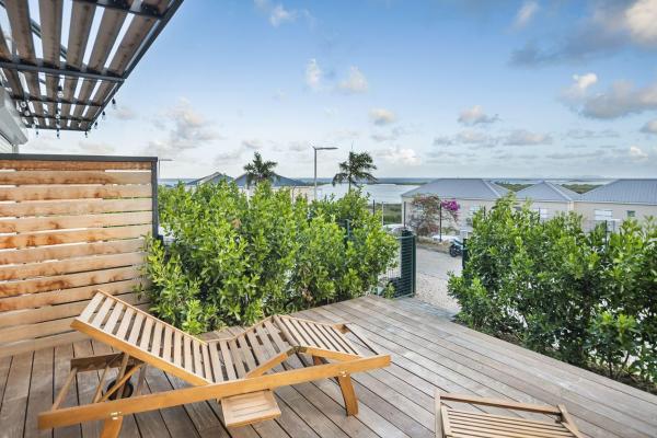 The photo shows the Les Griselles 2, Sur les hauts de la BaieOrientale, appart 4p vue Mer located in the city of Quarter of Orleans.