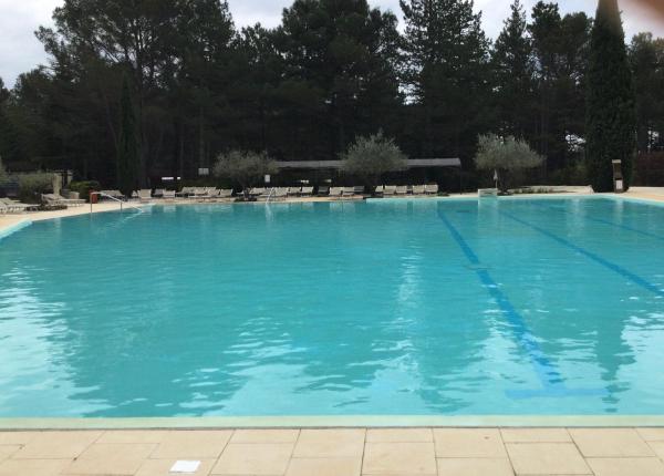 A la foto es mostra l'objecte Bastidon provençal dans domaine naturiste situat a la ciutat de Bédoin.