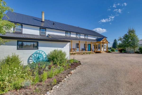På billedet ses objektet Sleeps 44 Bear Lake Reunions beliggende i byen Paris.