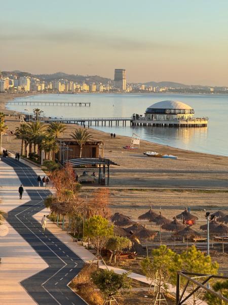 A la foto es mostra l'objecte Wave Beachfront Apartments situat a la ciutat de Durrës.