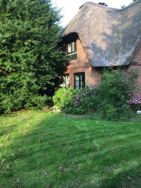 Auf dem Foto ist das Objekt Ferienhaus unter Reet vor den Toren Sylts in der Stadt Rosenkranz zu sehen.