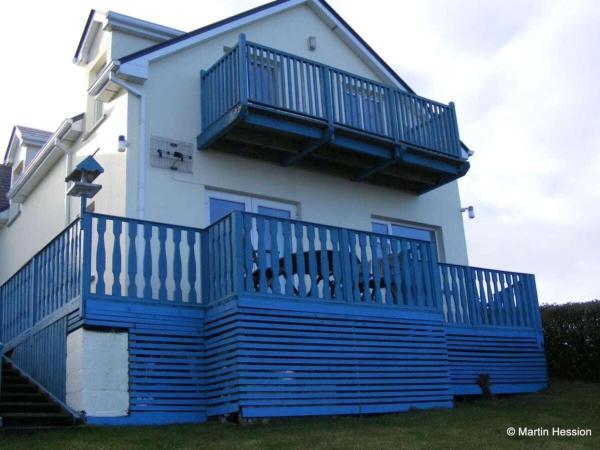 The photo shows the Dolphinwatch House Comfortable holiday residence located in the city of Kinnadoohy.