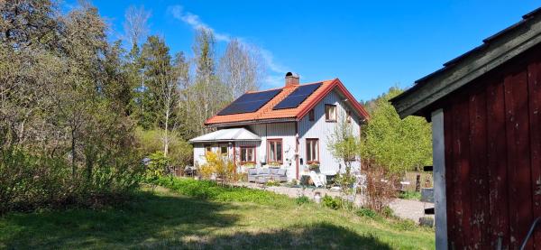 Charmigt äldre hus, laddbox 16kw, 5 bil-minuter till bad, Strömstad