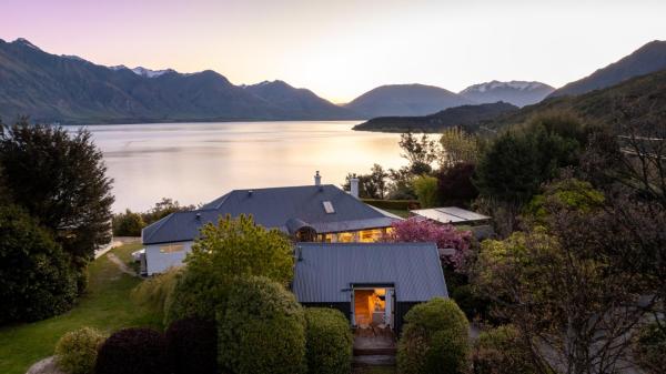 写真にはCloseburn市にあるBaywaters Retreat by Sothebys Luxury Rental Homesが写っています。
