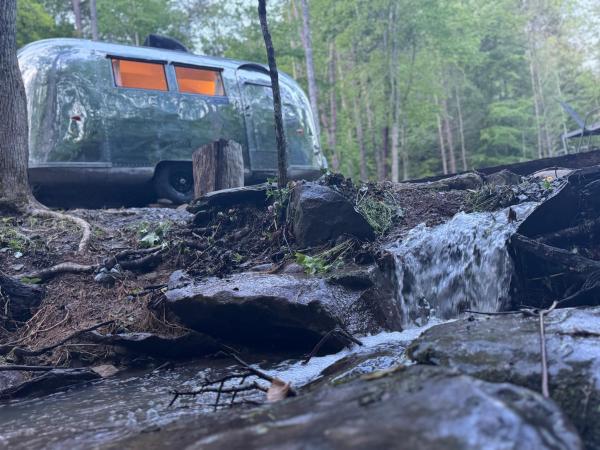 På billedet ses objektet Streamside ShinyTiny Airstream in the Smokies beliggende i byen Cosby.