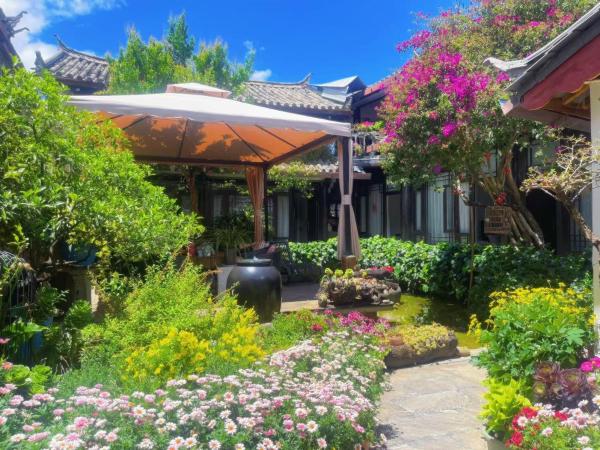 Chambre Familiale - Vue sur Jardin — 25 m² - 丽江小镇时光客栈