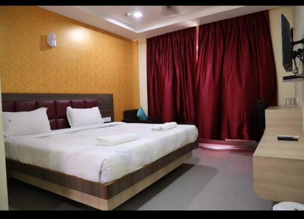 На фото показан объект Hotel Shree Vineeths, расположенный в городе Jāmb.