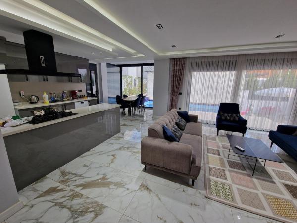 照片显示了位于Kemerağzı市的Golden Life Family Villa 2物件。