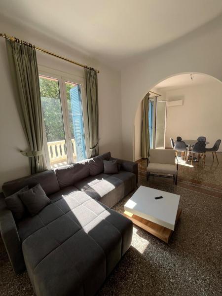 The photo shows the Seaside Jungle Retreat located in the city of Nice.