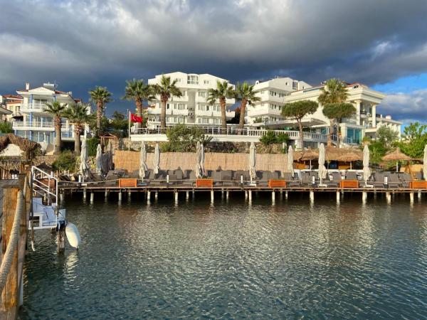 写真にはアイワルク市にあるcunda panorama otelが写っています。