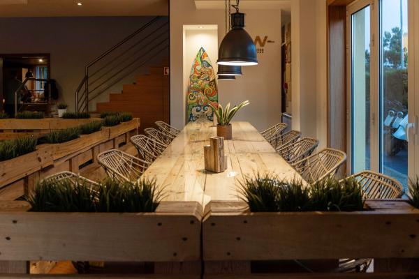 A la foto es mostra l'objecte Golden Waves Surf and Yoga Lodge Furadouro situat a la ciutat de Ovar.