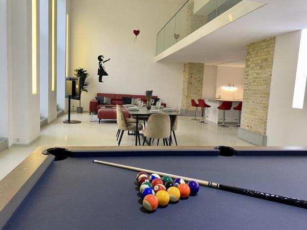 A la foto es mostra l'objecte Loft With Pool Table, Kitchen Island & Gallery situat a la ciutat de Berlín.