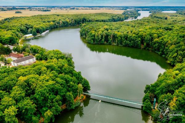 Na foto é possível ver o objeto Przystań nad jeziorem Raduń localizado na cidade de Niekursko.