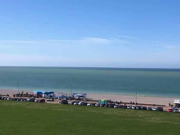 A la foto es mostra l'objecte cocon marin situat a la ciutat de Dieppe.