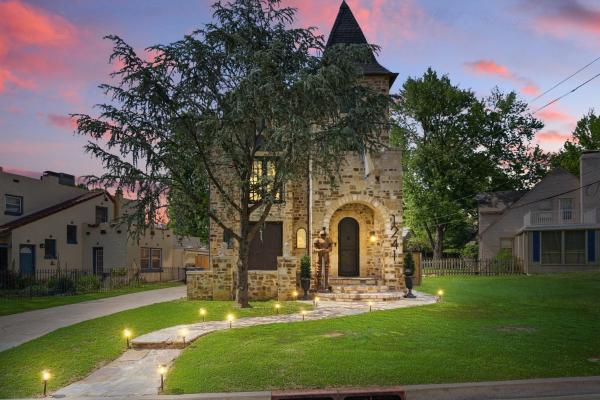 A la foto es mostra l'objecte Castle Near Gathering Place Hot Tub, 3 Stories situat a la ciutat de Tulsa.