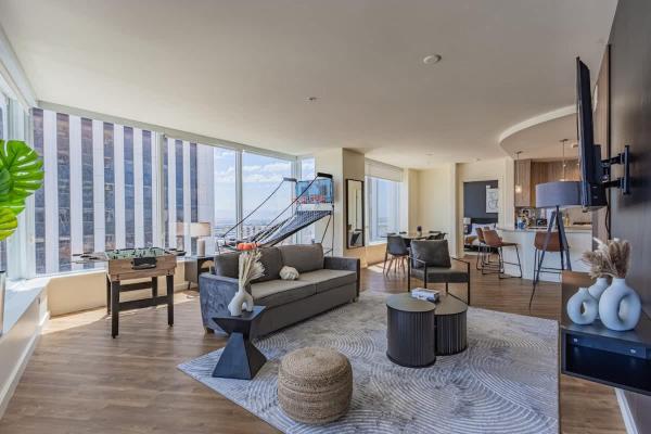 A la foto es mostra l'objecte Elegant 22nd Flr HighRise DT, Gym, Pool, Parking, W-D situat a la ciutat de Phoenix.