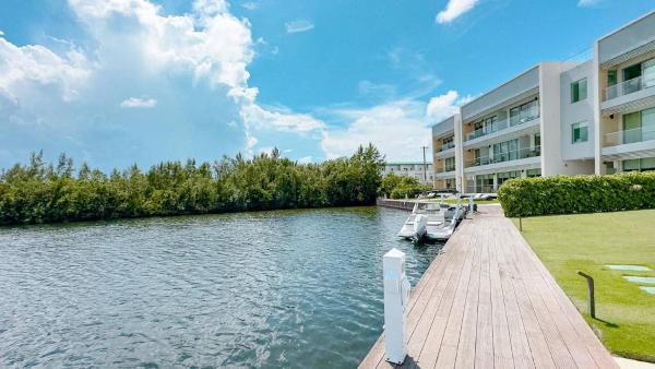 照片显示了位于Upper Land市的Modern Luxury 2bed by 7 Mile Beach物件。